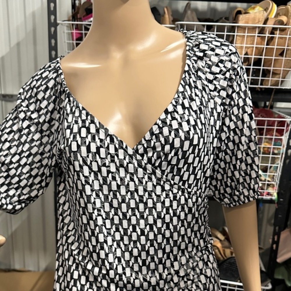 Chic Black / White w/ small silver bits  in the Pattern short sleeve Midi Dress